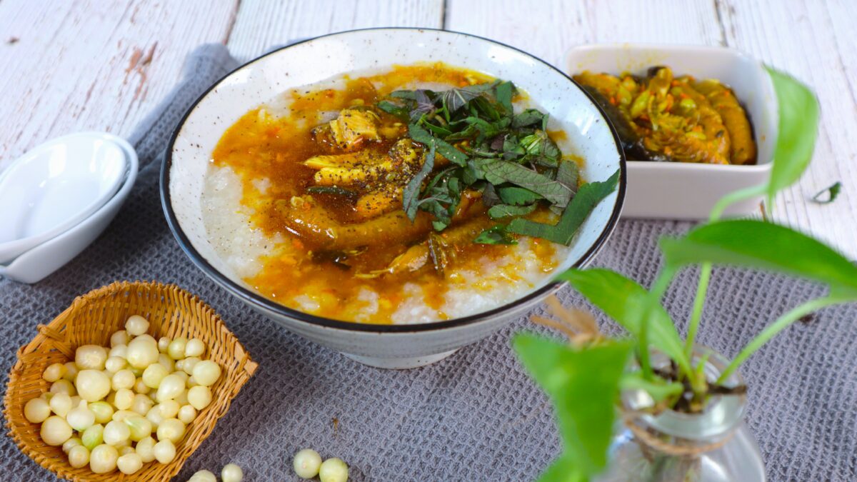 Tô cháo lươn Huế nóng hổi với lươn xào vàng ươm, hành phi giòn và tiêu xay phủ trên mặt cháo trắng mịn