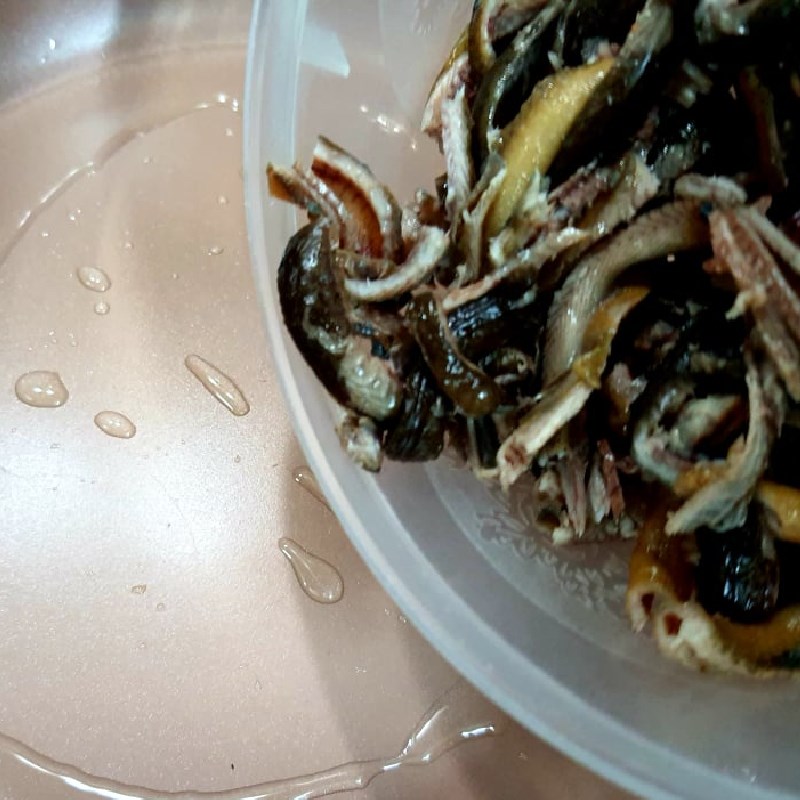 Bếp quán cháo lươn sáng sớm với nồi cháo lớn đang sôi nhẹ và thau lươn xào sả ớt vàng thơm bên cạnh