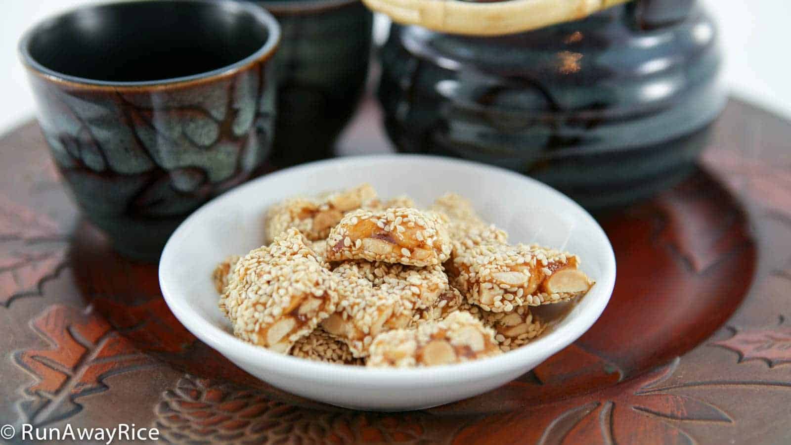 Bánh mè xửng Huế xếp ngay ngắn trong hộp gỗ truyền thống, màu trắng ngà với lớp mè trắng bao phủ đều khắp