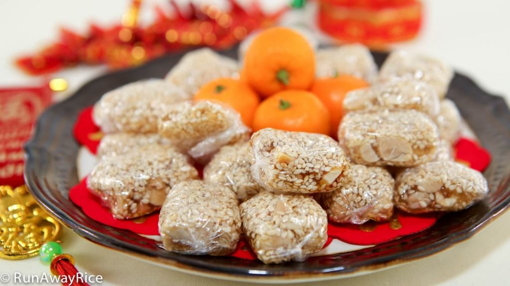 Thợ làm mè xửng Huế đang kéo dài hỗn hợp kẹo trắng bằng tay trước khi cắt thành từng miếng