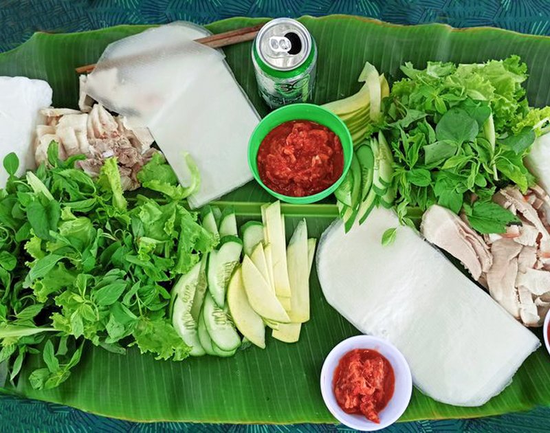 Hũ tôm chua Huế lên men trong hũ sành truyền thống, tôm chín đỏ hồng và thơm mùi gia vị sau vài ngày ủ