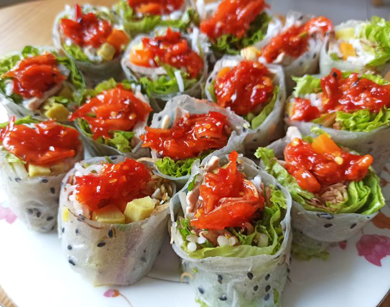 Đĩa tôm chua Huế bày cùng thịt heo ba chỉ luộc thái mỏng, bún tươi và rau sống để cuốn bánh tráng