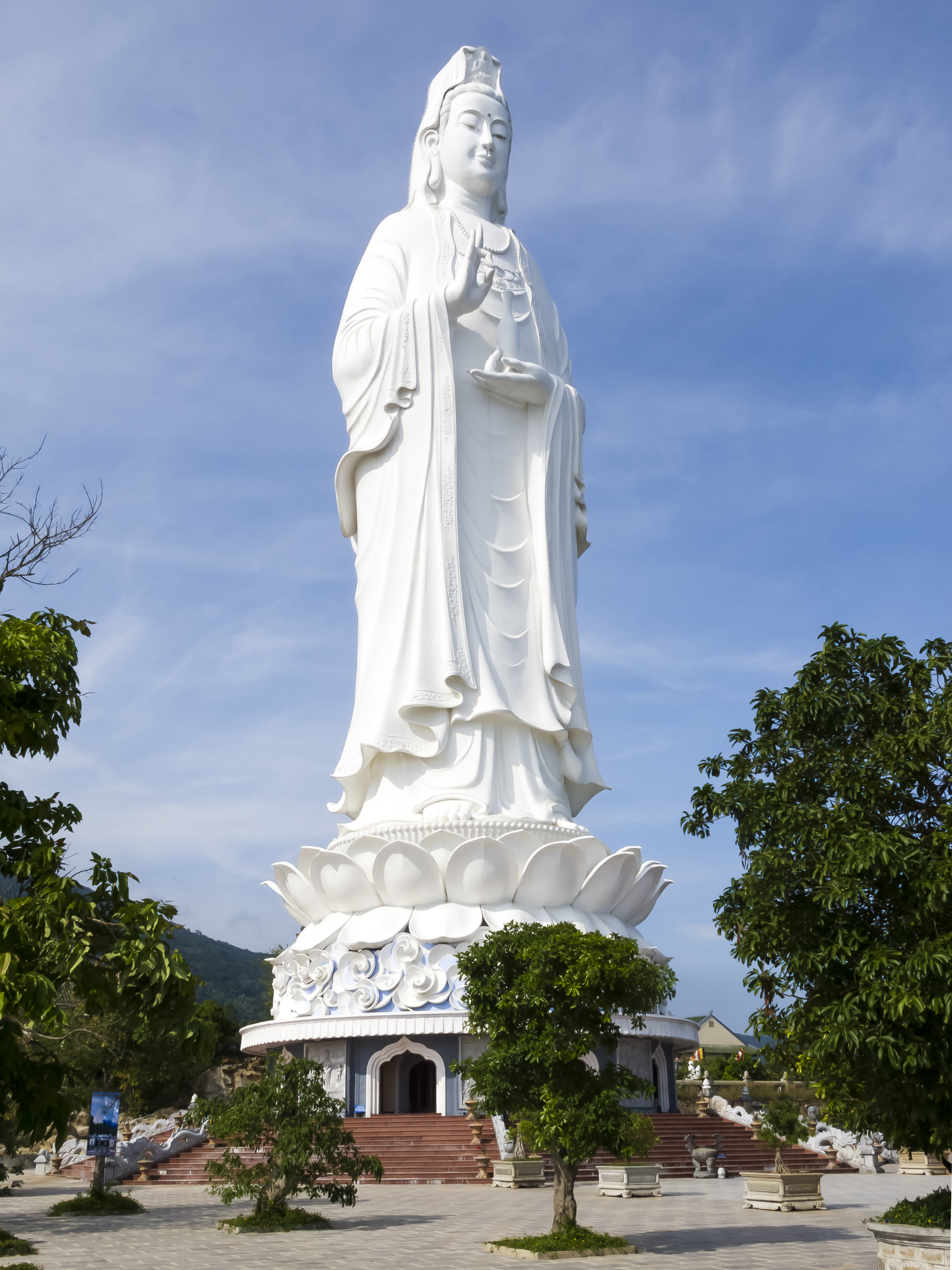 Tượng Quan Thế Âm Bồ Tát 67 mét tại Chùa Linh Ứng Bãi Bụt — biểu tượng tâm linh nhìn thẳng ra Biển Đông