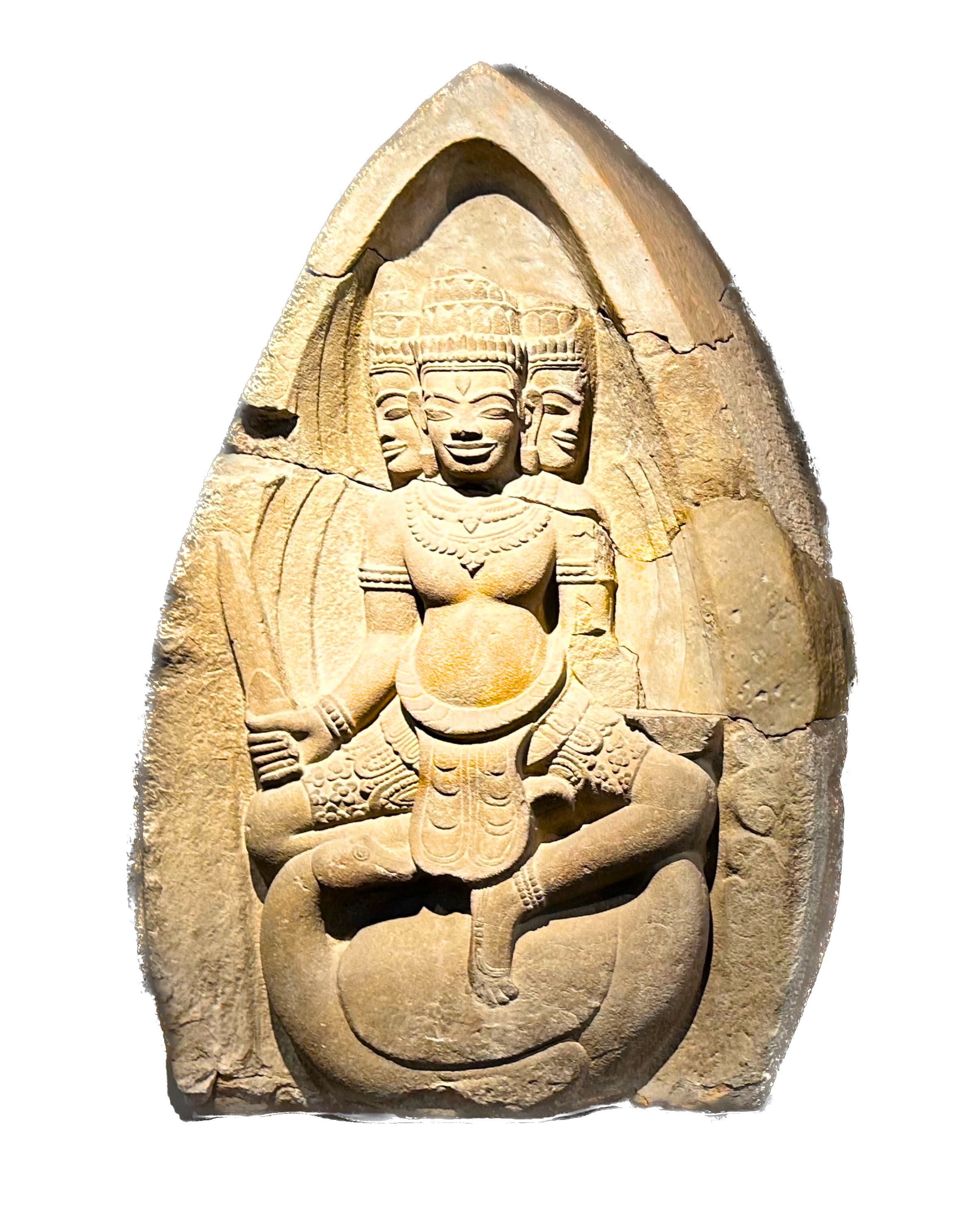Tượng thần Brahma bốn mặt từ Mỹ Sơn, thế kỷ 9–10, sa thạch vàng nâu — một trong những tượng Hindu đẹp nhất Đông Nam Á