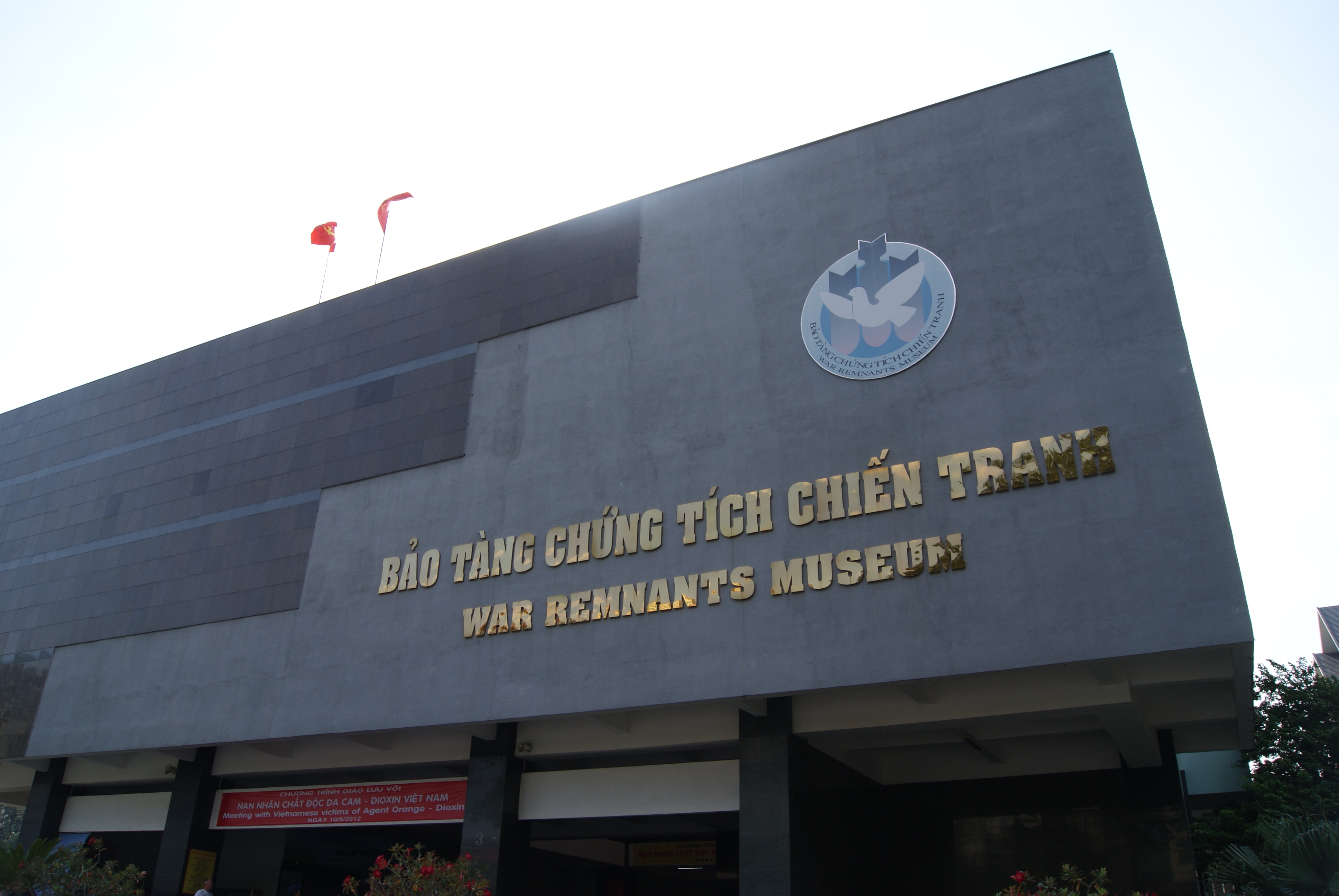 Sân ngoài trời Bảo tàng Chứng tích Chiến tranh — máy bay chiến đấu F-5A và trực thăng UH-1 Huey trưng bày dưới bầu trời Sài Gòn