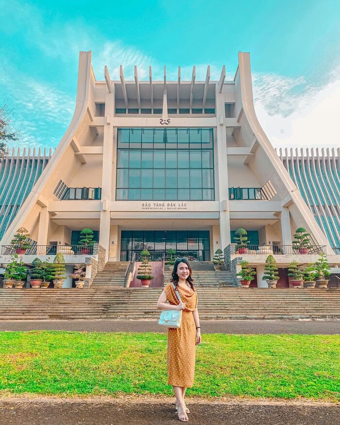 Bộ cồng chiêng Ê Đê trưng bày trong không gian nhà dài tái hiện bên trong bảo tàng