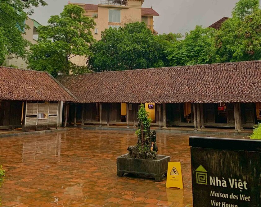 Không gian trưng bày trong nhà Bảo tàng Dân tộc học với trang phục thêu thùa tinh xảo của các dân tộc Việt Nam