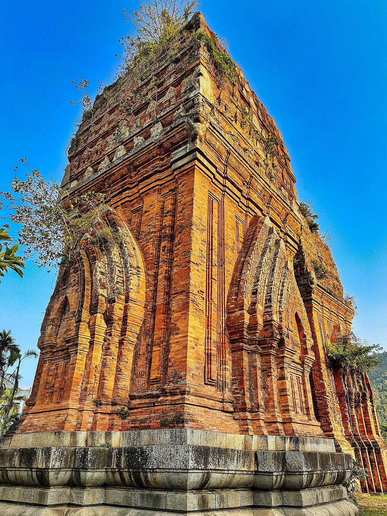 Đền thờ Tây Sơn tam kiệt trong khuôn viên Bảo tàng Quang Trung — không gian tưởng niệm trang nghiêm