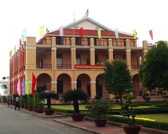 Mặt tiền Bảo tàng Hồ Chí Minh (Bến Nhà Rồng) nhìn từ bờ sông — tấm biển kỷ niệm ngày Bác Hồ xuất bến ngày 5-6-1911 được gắn trang trọng trên tường
