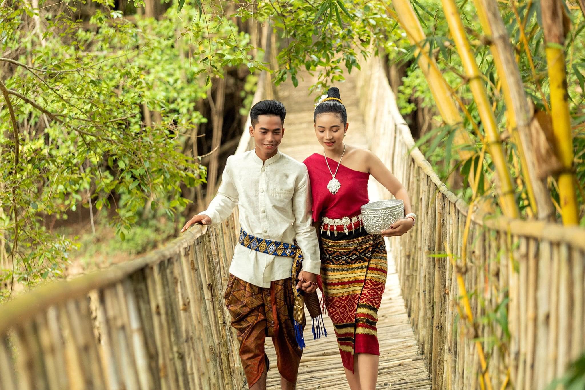 Lăng mộ Vua voi Y Thu Knul với kiến trúc hỗn hợp Lào–M'Nông bên vườn rừng