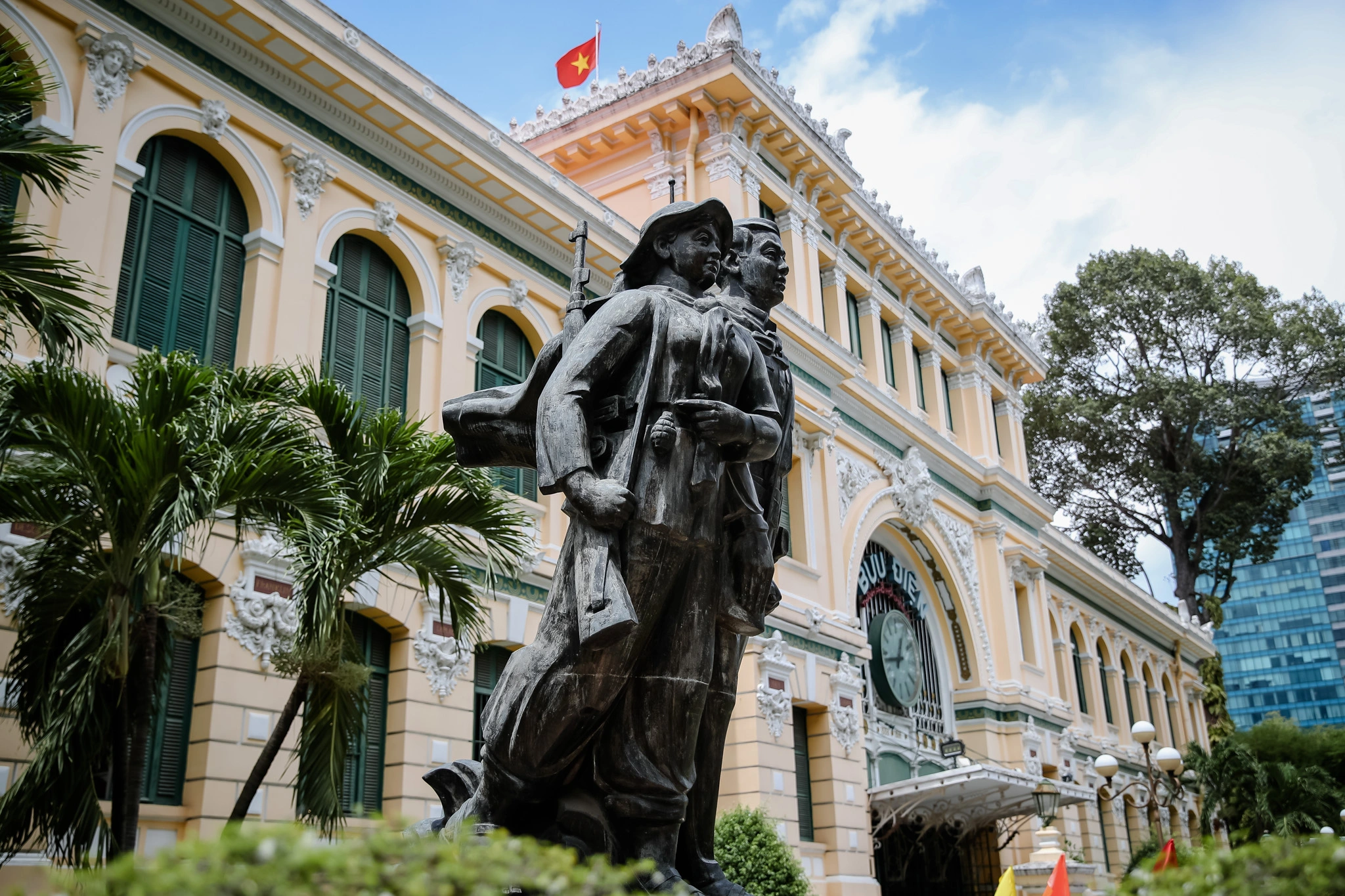 Bên trong sảnh Bưu điện nhìn về phía chân dung Chủ tịch Hồ Chí Minh — hiện đại và thuộc địa cùng tồn tại trong một không gian duy nhất
