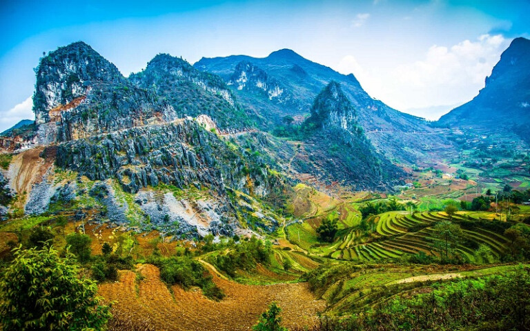Toàn cảnh cao nguyên đá Đồng Văn với những đỉnh núi tai mèo và thửa ruộng bậc thang
