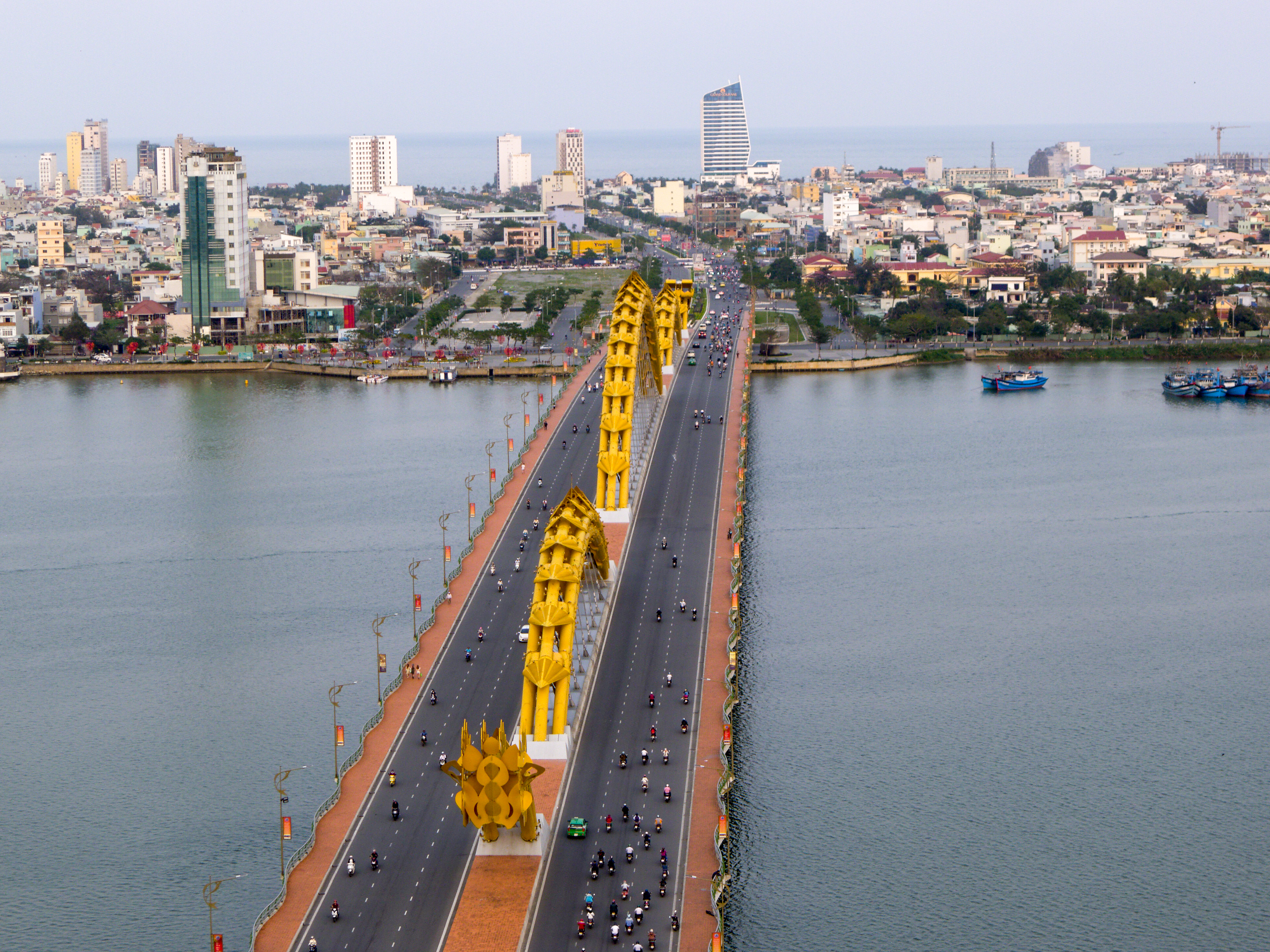Cầu Rồng phun lửa vào ban đêm, ngọn lửa thực bùng lên từ miệng rồng phía Đông giữa bầu trời đêm Đà Nẵng