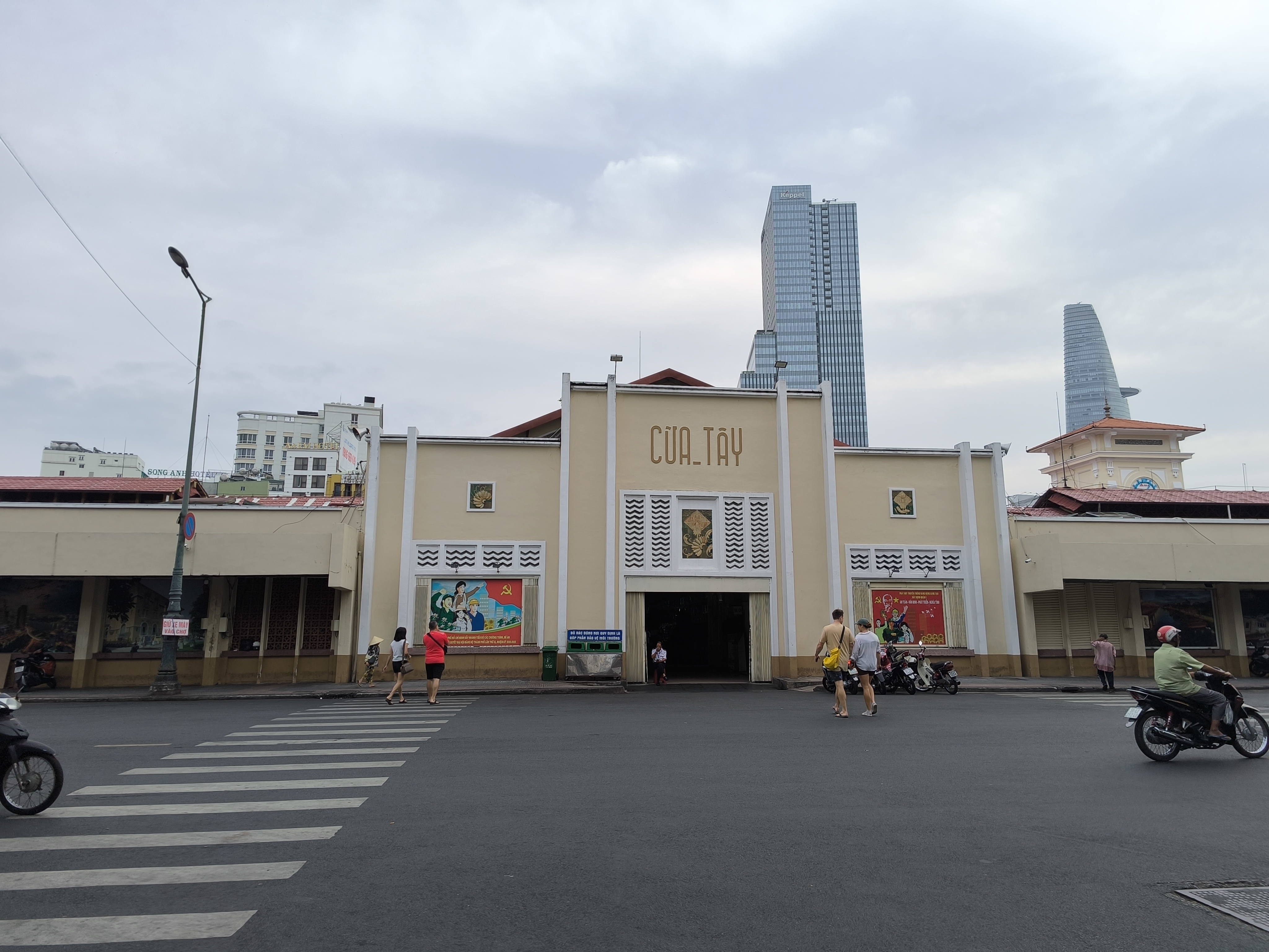 Cổng Nam Chợ Bến Thành với tháp đồng hồ hình tròn biểu tượng — biểu tượng nhận diện Sài Gòn trong hơn 110 năm qua