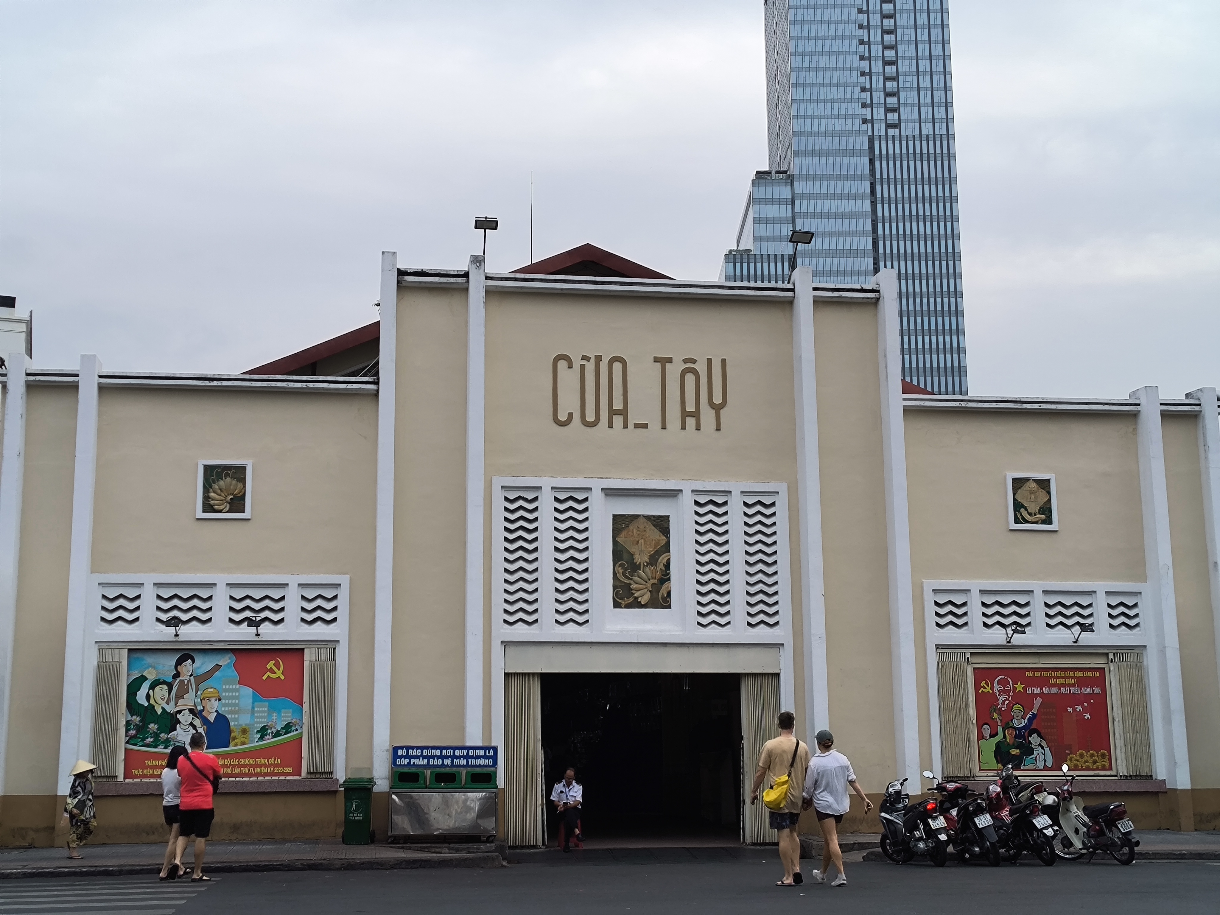 Bên trong Chợ Bến Thành — các dãy sạp rau củ tươi ngắt và hàng hóa đầy ắp trong không gian mái vòm sắt 110 năm tuổi