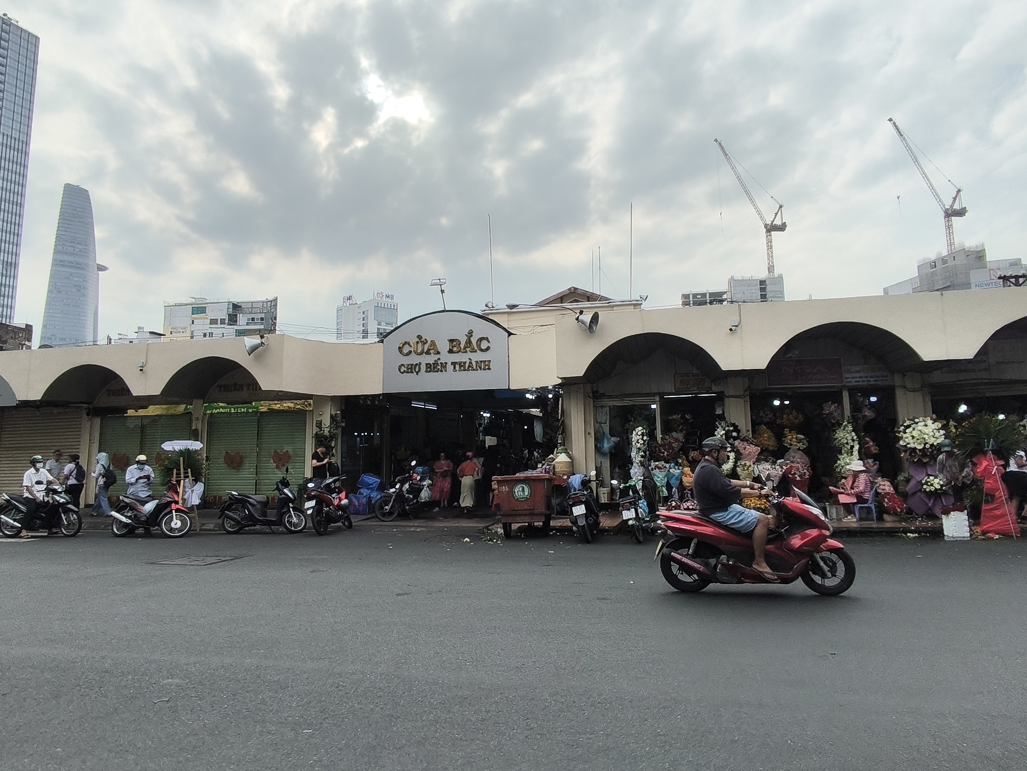 Cổng chính Chợ Bến Thành — biểu tượng của Sài Gòn hơn một thế kỷ