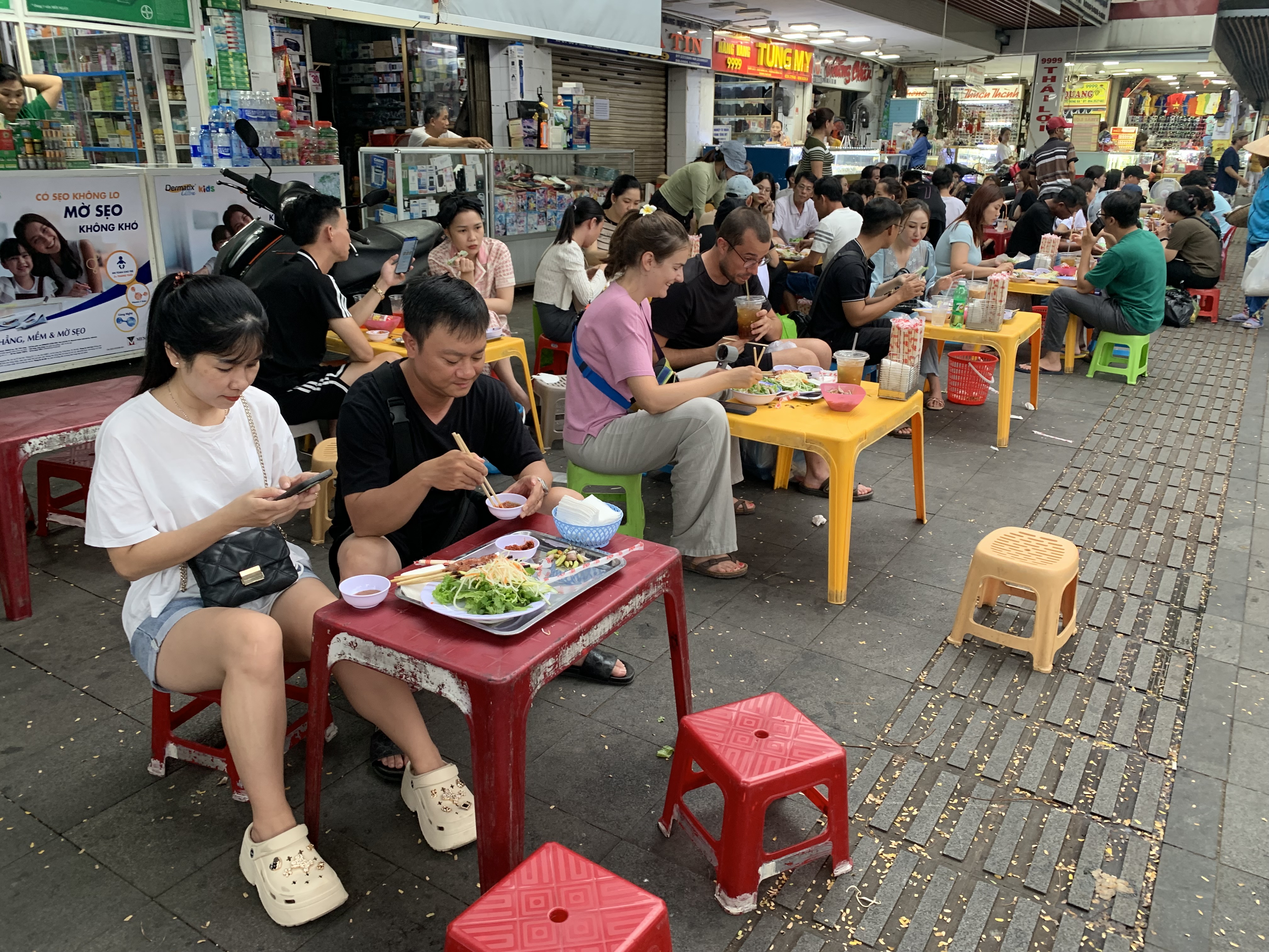 Gian hàng đặc sản chợ Đông Ba — mắm ruốc, tôm chua và các loại bánh Huế được trưng bày sặc sỡ thu hút khách mua sắm