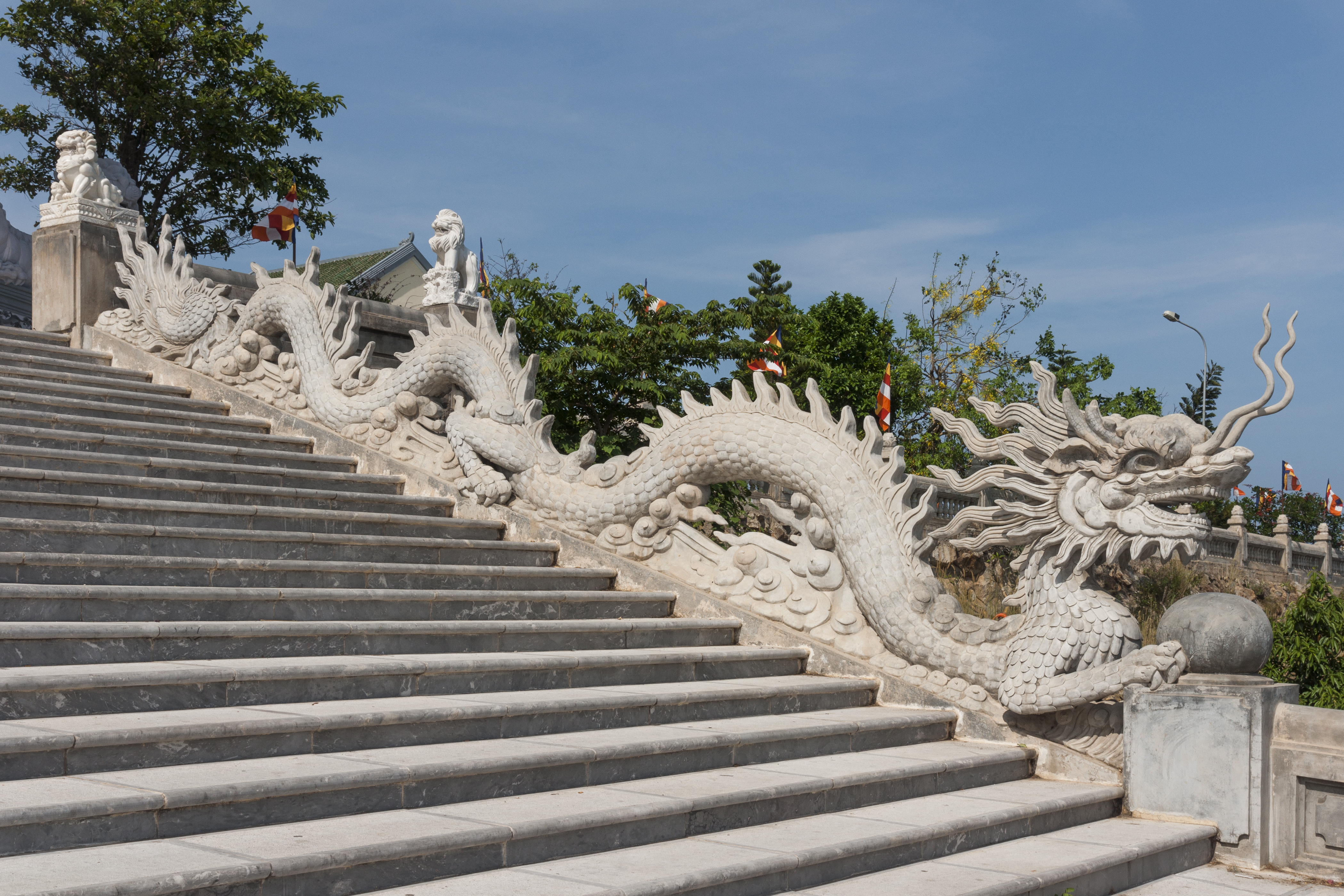 Tượng Quan Thế Âm Bồ Tát cao 67 m tại chùa Linh Ứng Sơn Trà nhìn từ xa, đứng giữa mây trắng và rừng xanh trên đỉnh bán đảo
