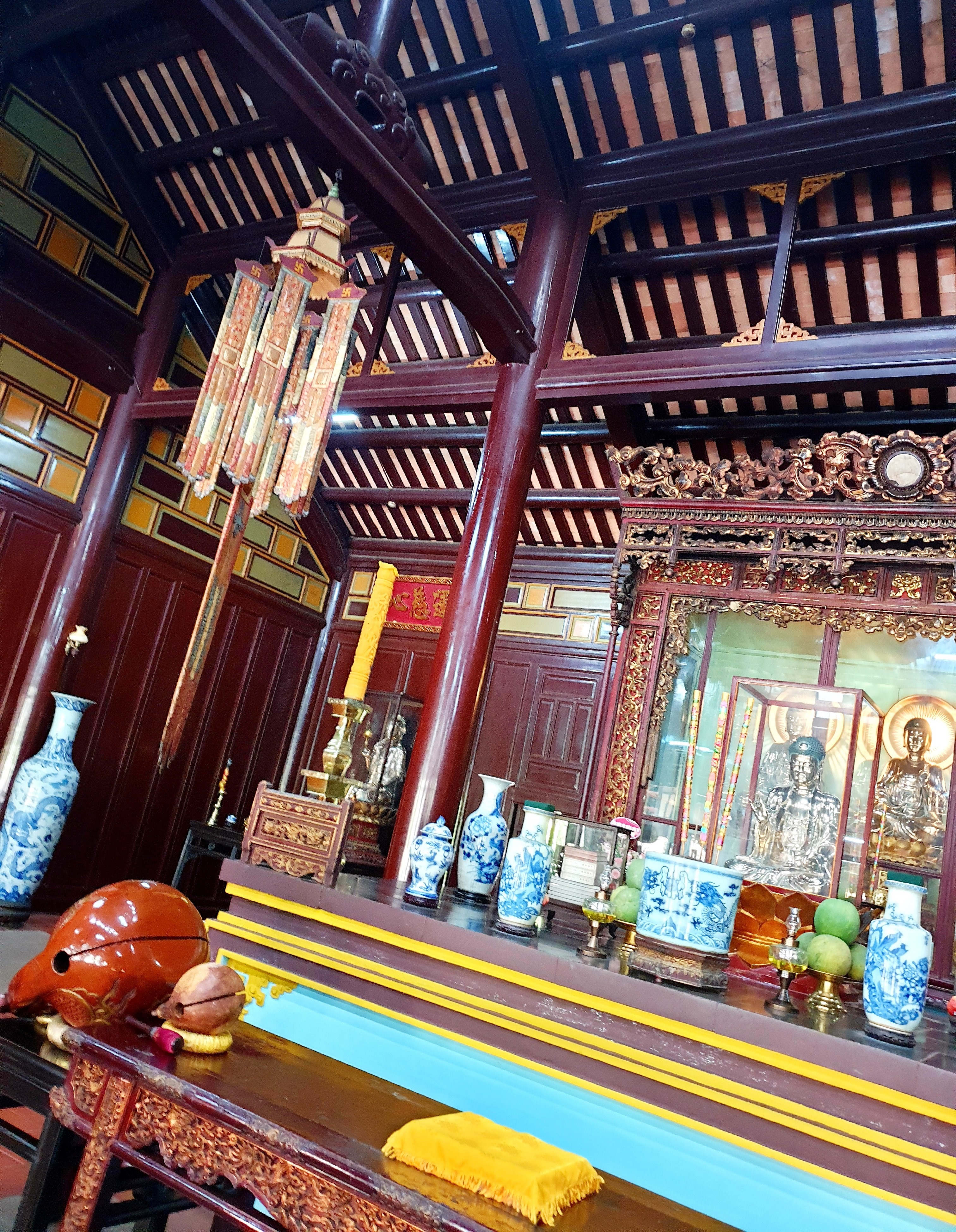 Nội thất điện thờ bên trong chùa Thiên Mụ — tượng Phật, đèn nến và không khí tâm linh đặc trưng