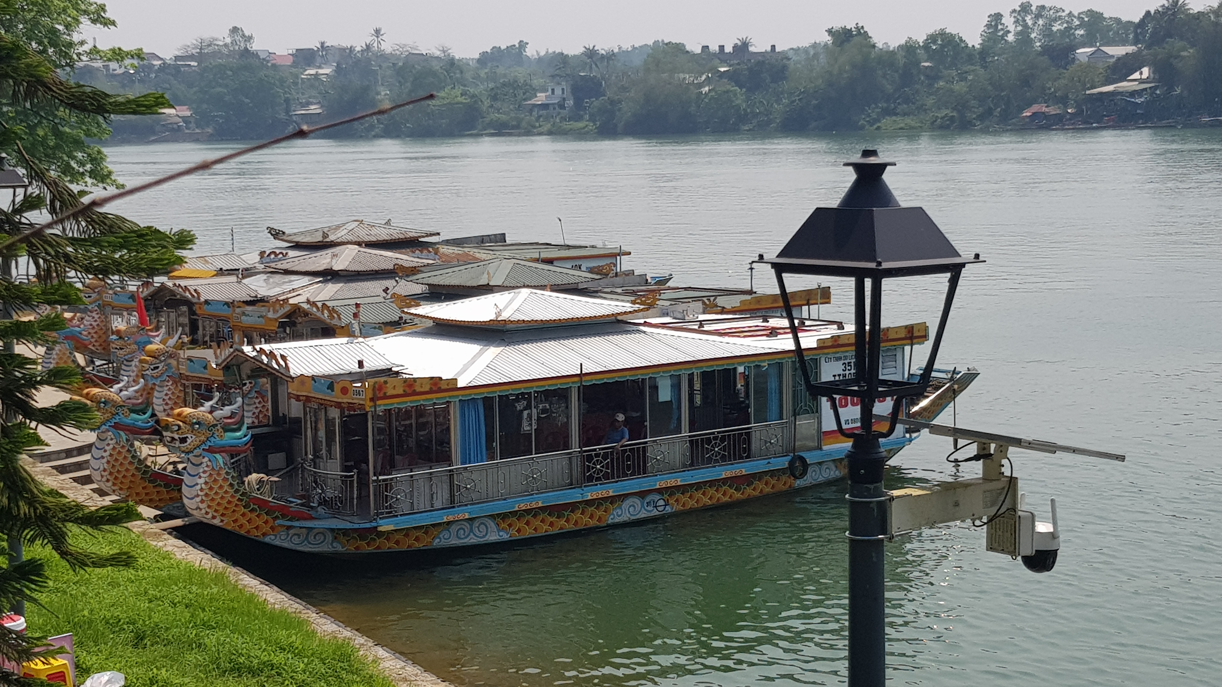 Thuyền trên sông Hương với tháp Phước Duyên ở phía sau — cách tiếp cận chùa Thiên Mụ theo truyền thống từ đường thủy