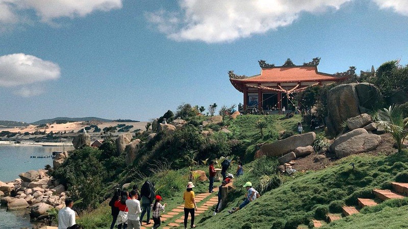 Cổ Lũy Cô Thôn nhìn từ bờ sông — xóm nhỏ ẩn trong tre và sậy giữa dòng nước