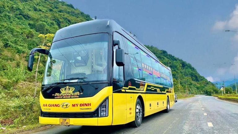 Con Đường Hạnh Phúc uốn lượn qua những ngọn núi đá tai mèo trên cao nguyên Đồng Văn