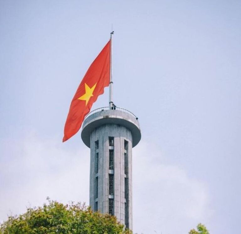 Tám bức phù điêu đá xanh và mặt trống đồng khắc trên thân cột bát giác