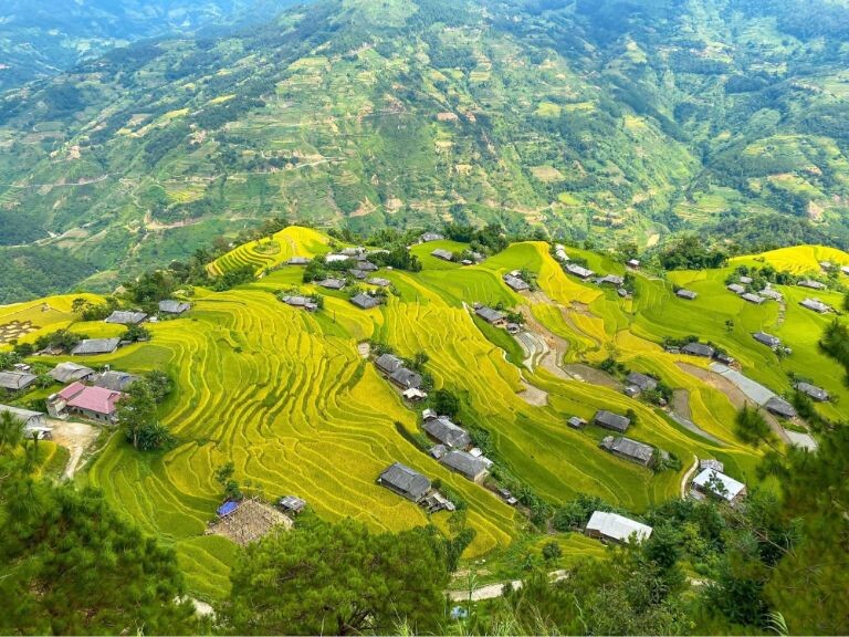 Nhìn xuống thôn Lô Lô Chải và thung lũng từ đỉnh cột cờ Lũng Cú