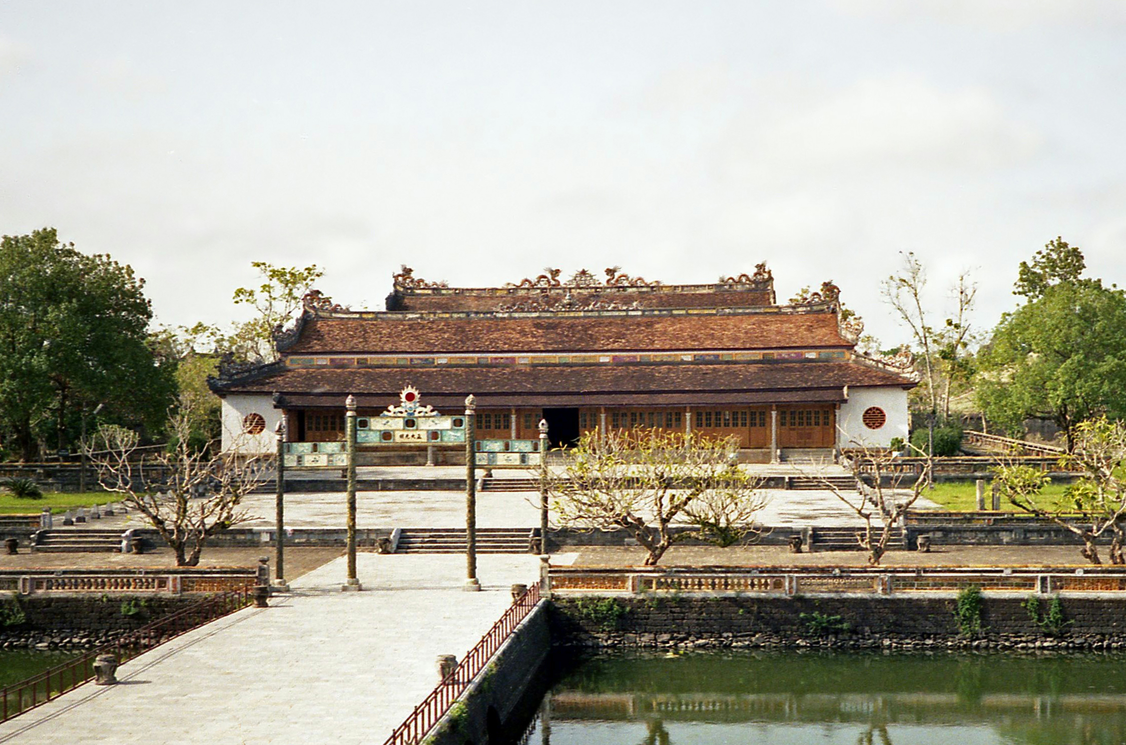 Điện Thái Hòa bên trong Hoàng thành Huế — mái ngói hoàng lưu ly cong vút, cột lim sơn đỏ và sân chầu rộng lớn