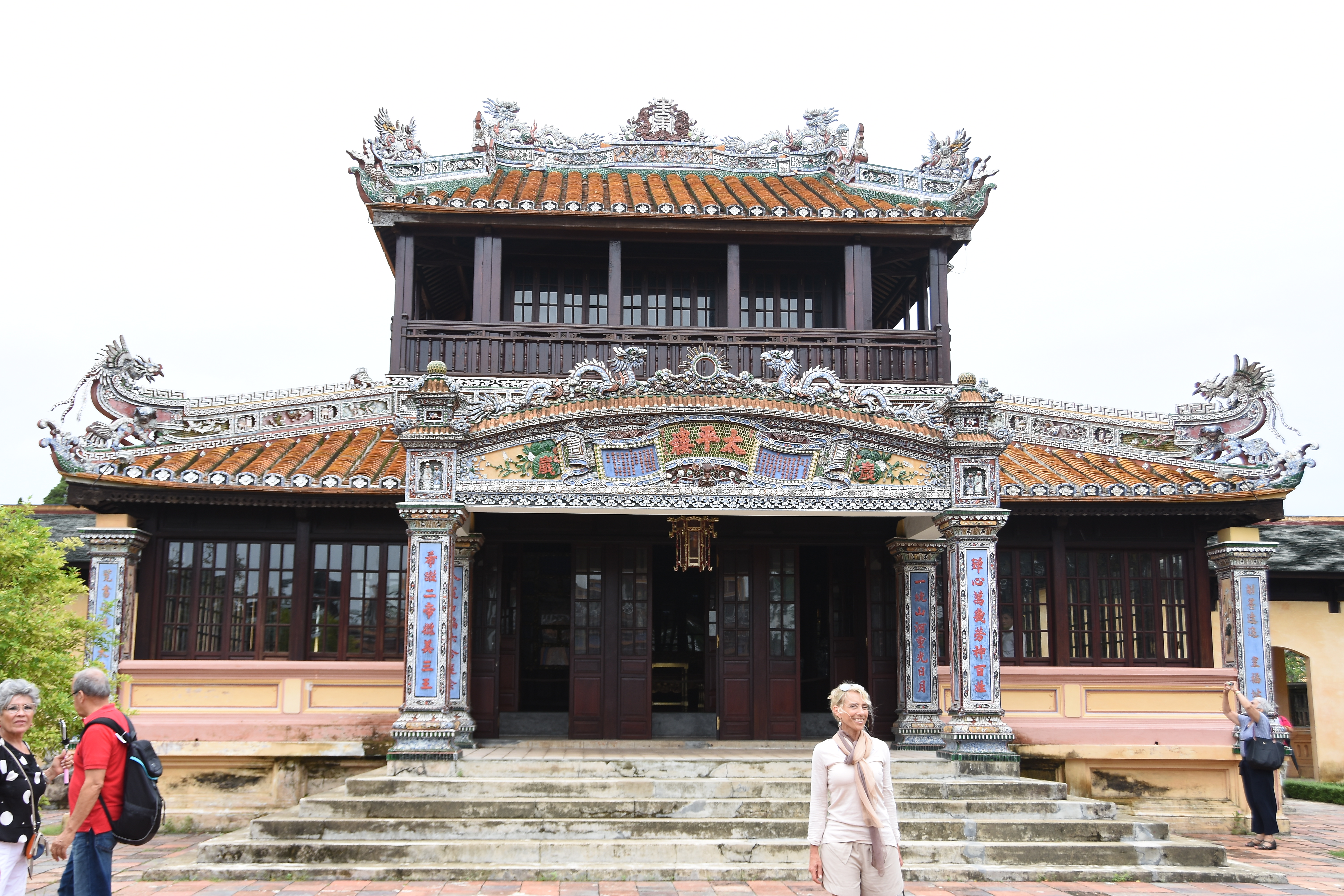 Một ngôi đền nội điện được trang trí lộng lẫy trong quần thể Hoàng thành Huế — sơn son thếp vàng và hoa văn rồng phượng