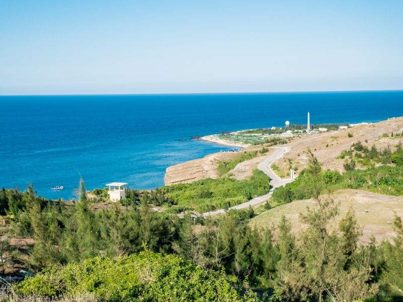 Cổng Tò Vò — vòm đá basalt tự nhiên nằm bên bờ biển phía Tây Nam đảo