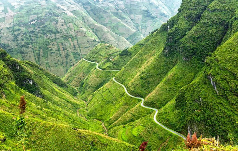 Đèo Mã Pì Lèng nhìn từ trên cao với sông Nho Quế xanh biếc ở dưới thung lũng