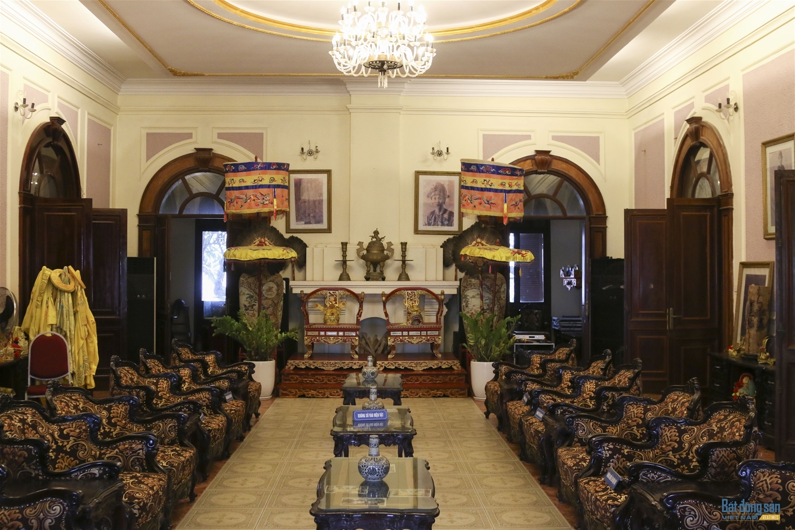 Dinh Bảo Đại nhìn từ hồ Lắk — biệt thự gỗ tếch trên đồi nhìn xuống mặt hồ phẳng lặng