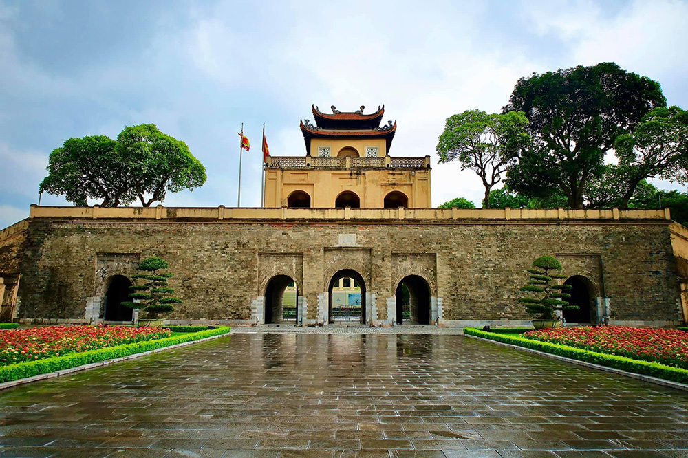 Cột cờ Hà Nội xây năm 1812 nhìn từ khuôn viên Hoàng thành với lá cờ đỏ sao vàng tung bay trên nền trời xanh