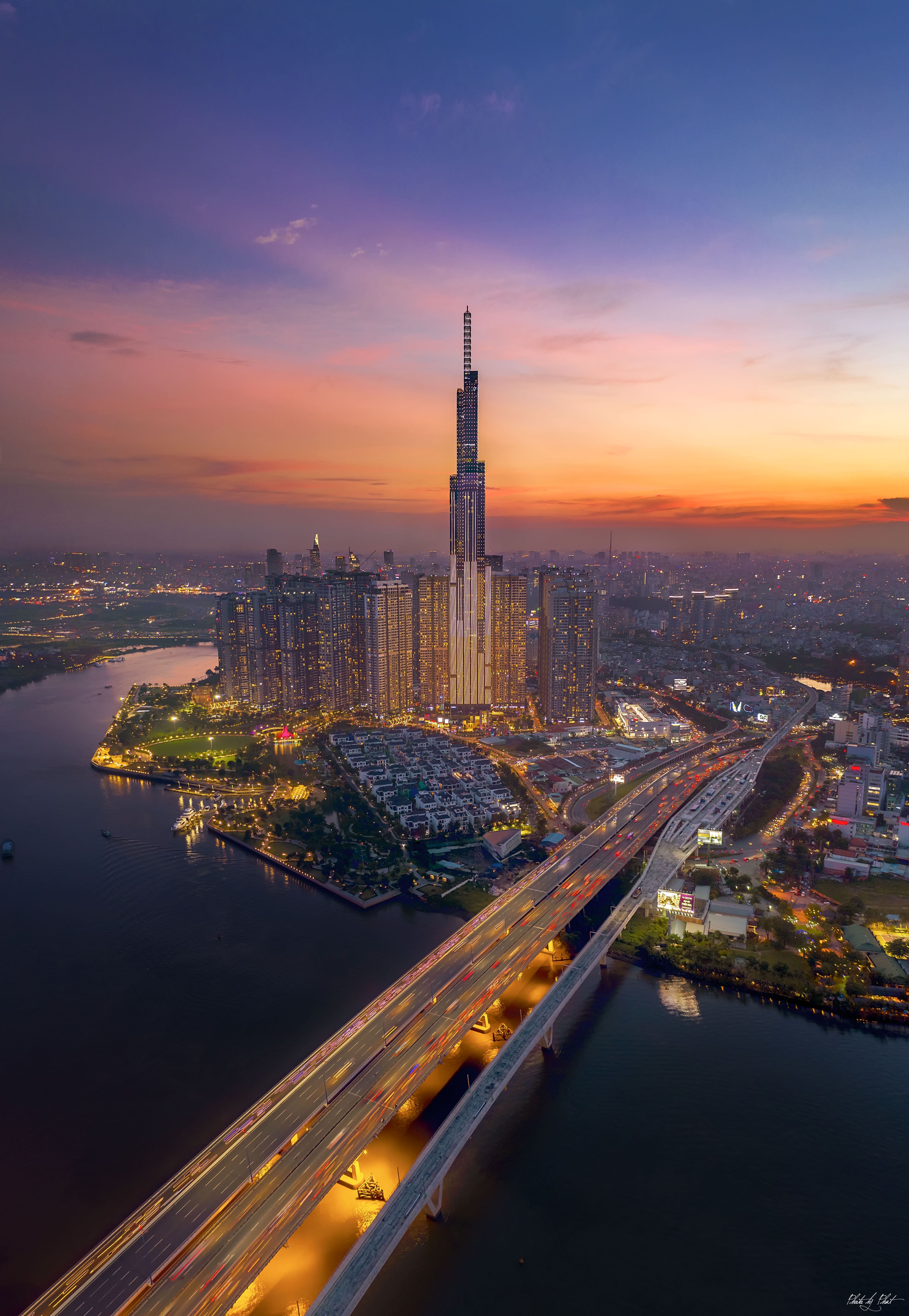 Khu Vinhomes Central Park nhìn từ trên cao — công viên ven sông, 11 tháp nhà ở và trung tâm thương mại bao quanh chân tòa tháp 81 tầng