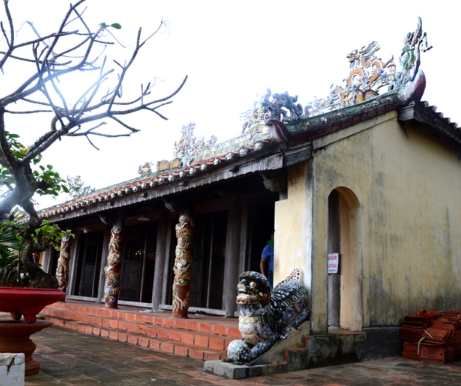 Bia đá cổ ghi tên binh phu Hoàng Sa tại làng An Vĩnh — bằng chứng lịch sử về chủ quyền biển đảo