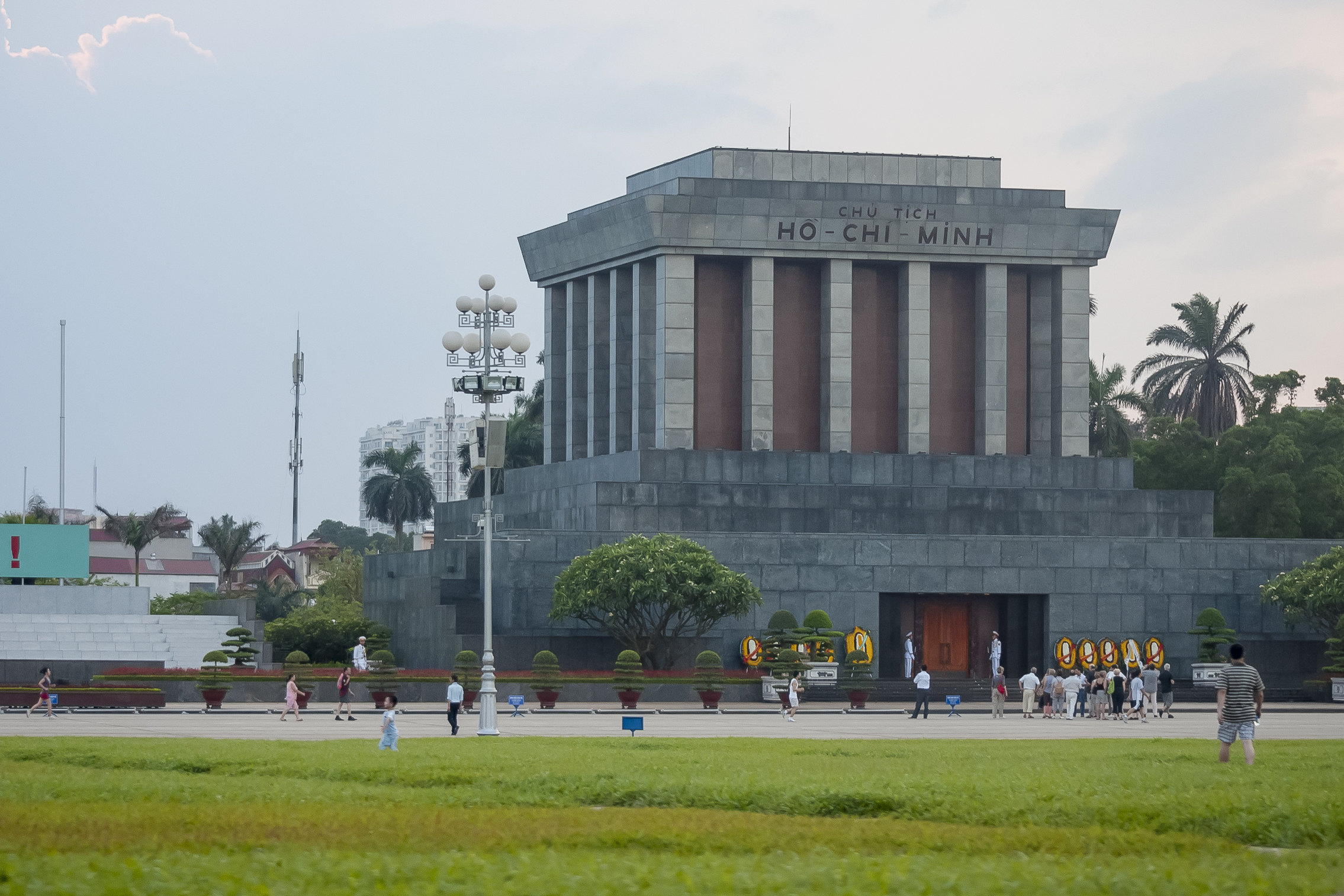 Lăng Chủ tịch Hồ Chí Minh nhìn từ Quảng trường Ba Đình — mặt tiền granit Crimea rộng 68,66 mét trong ánh sáng ban mai