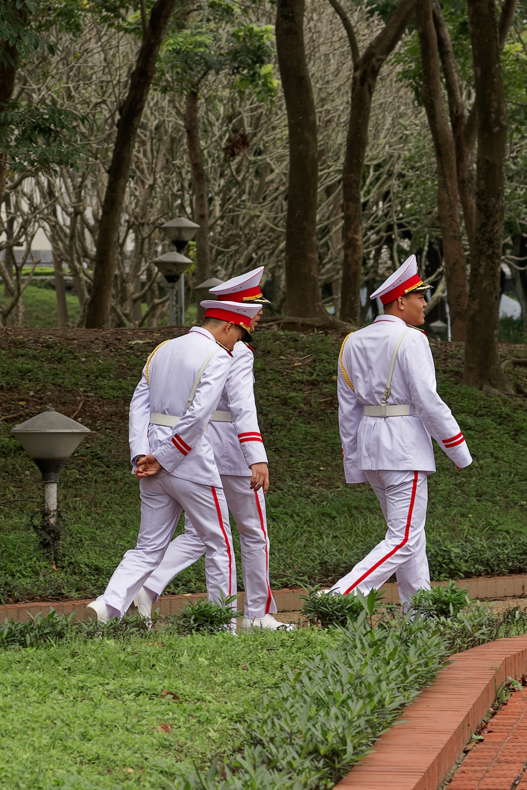 Đội tiêu binh trong trang phục trắng thực hiện nghi lễ thượng hạ cờ tại Quảng trường Ba Đình