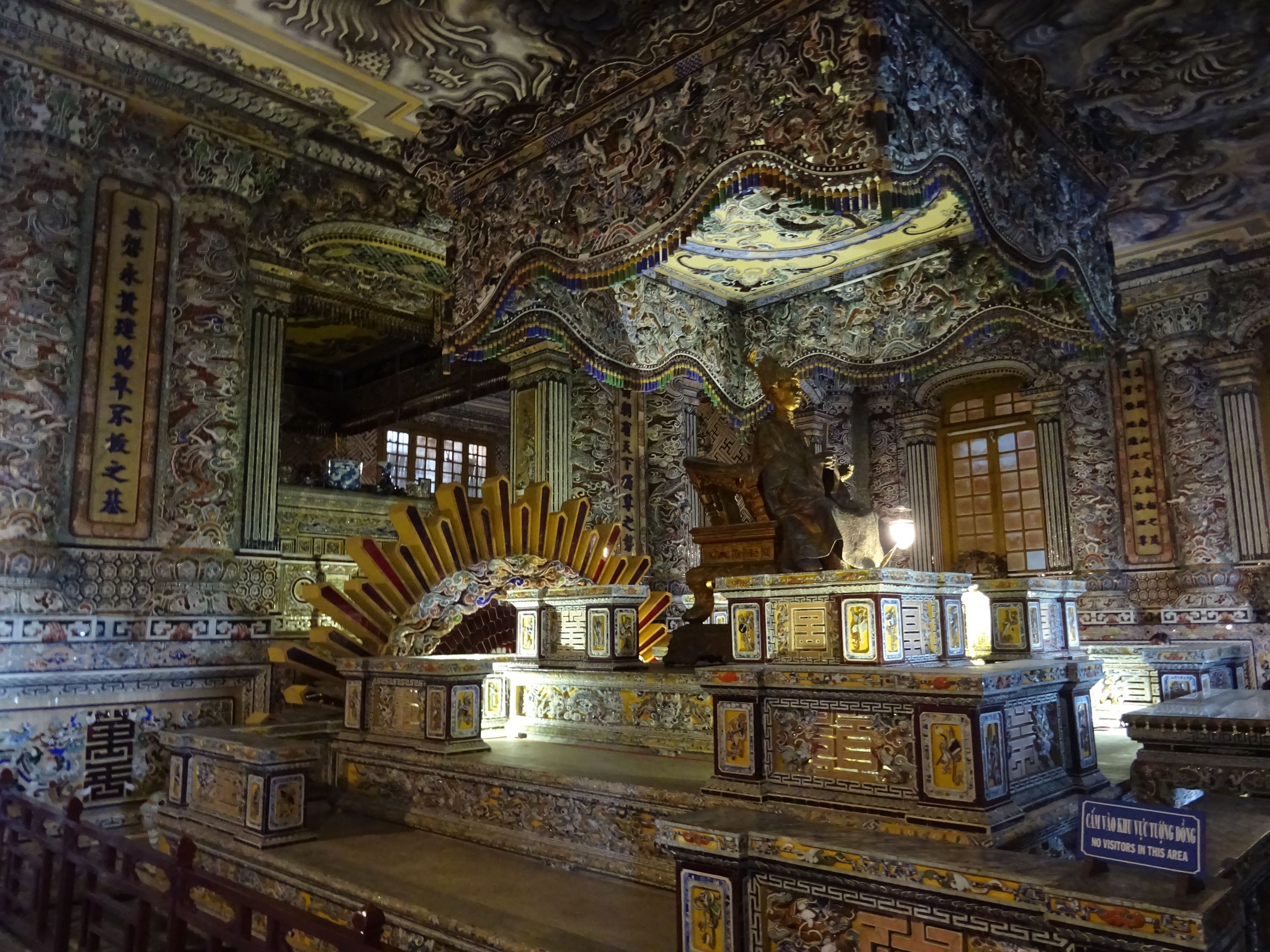 Chi tiết kiến trúc lăng Khải Định — sự giao thoa của tháp nhọn Romanesque, mái ngói Á Đông và hoa văn rồng phượng Việt Nam