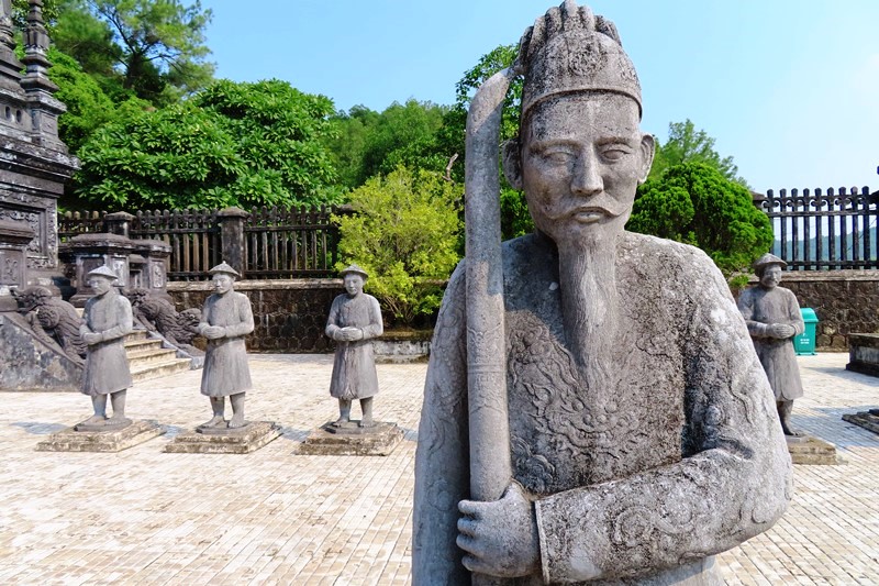 Tượng quan hầu đá trong sân chầu lăng Khải Định — di sản điêu khắc đá của triều Nguyễn