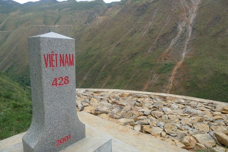 Phụ nữ Lô Lô trong trang phục thêu tay truyền thống tại sân làng Lô Lô Chải