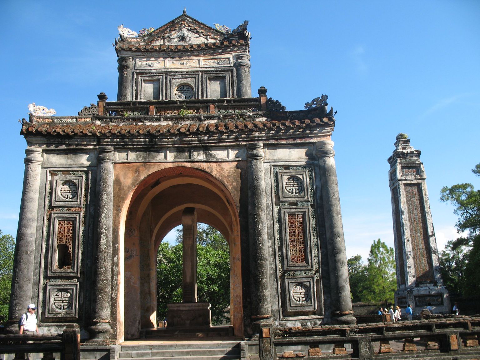Bia Khiêm Cung Ký trong lăng Tự Đức — tấm bia tự truyện dài nhất lịch sử văn học cung đình Việt Nam được vua Tự Đức tự soạn