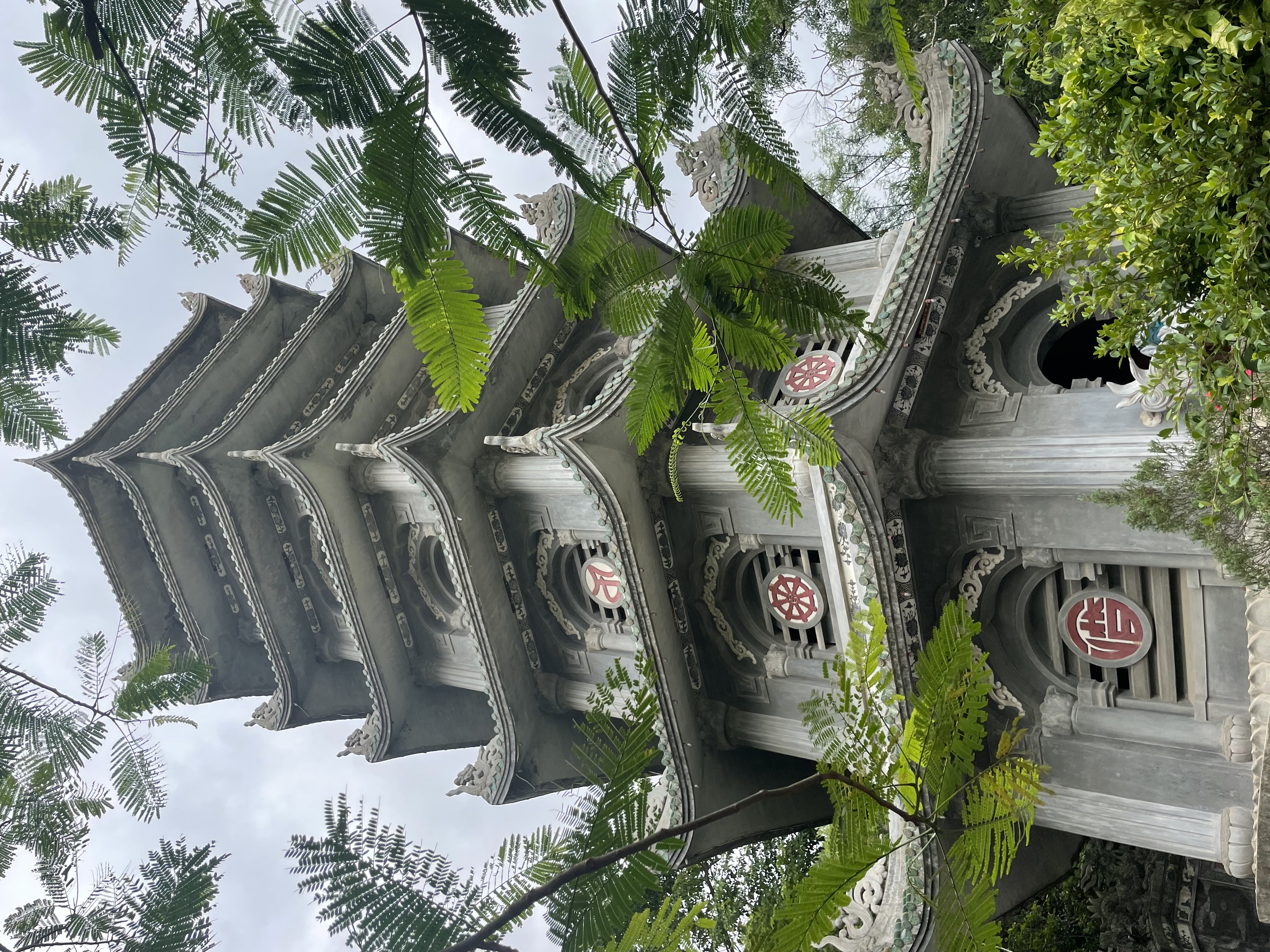 Toàn cảnh Ngũ Hành Sơn — năm ngọn núi đá nhô lên khỏi đồng bằng ven biển, rừng cây bao phủ tầng tầng