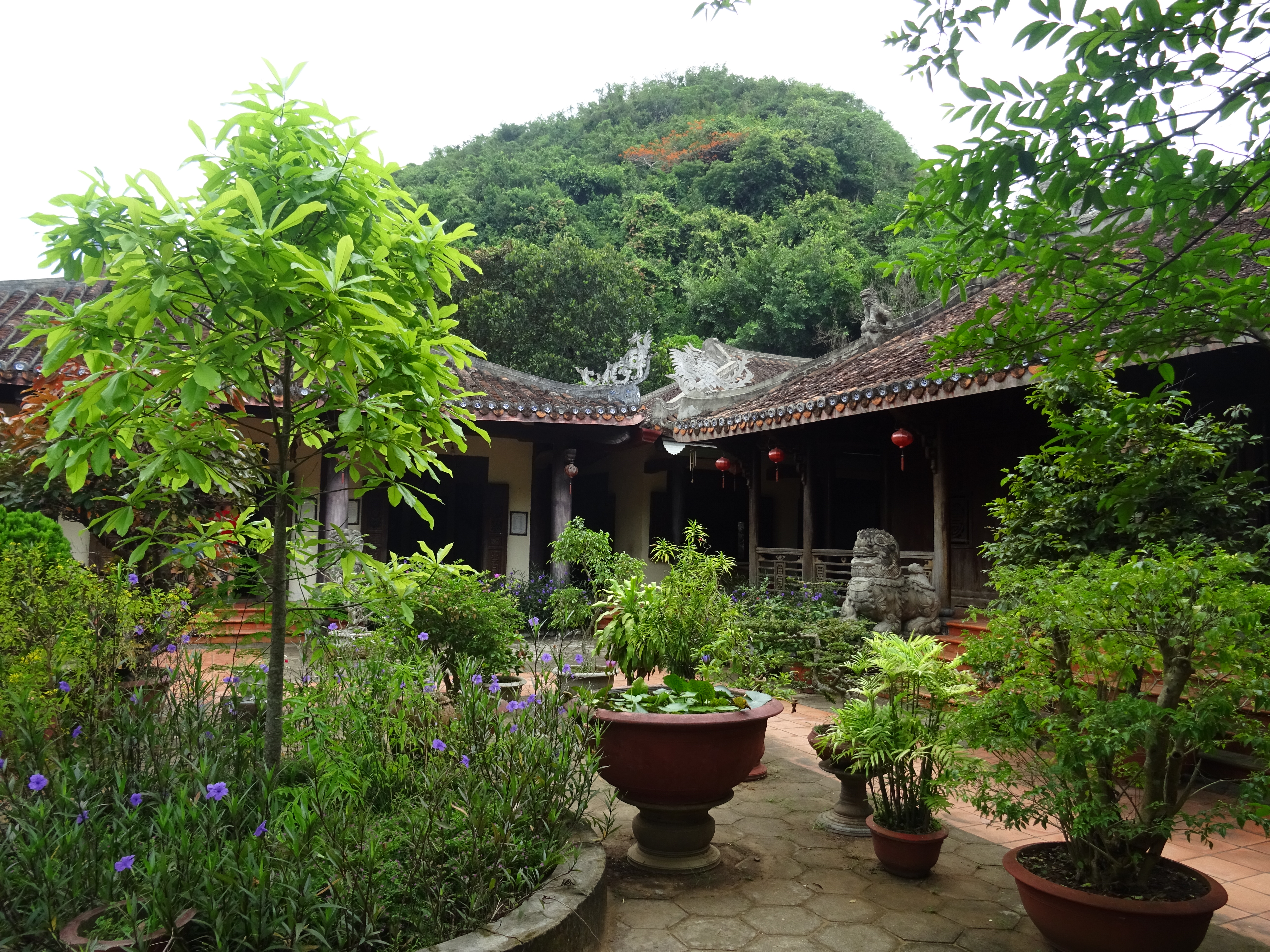 Chùa cổ trong hang Ngũ Hành Sơn — tượng Phật được chạm khắc trực tiếp vào vách đá tự nhiên