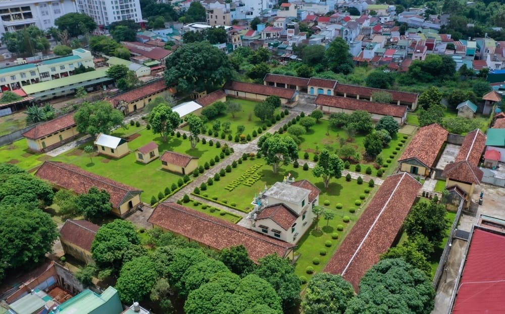 Phòng trưng bày ảnh tư liệu và tài liệu cách mạng viết tay tại nhà đày Buôn Ma Thuột