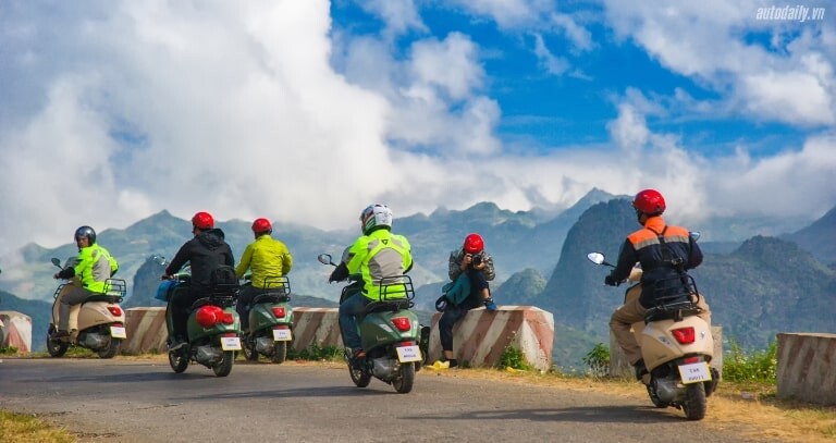 Núi Đôi Quản Bạ nhìn từ đường Cổng Trời với thung lũng Tam Sơn trải dài bên dưới