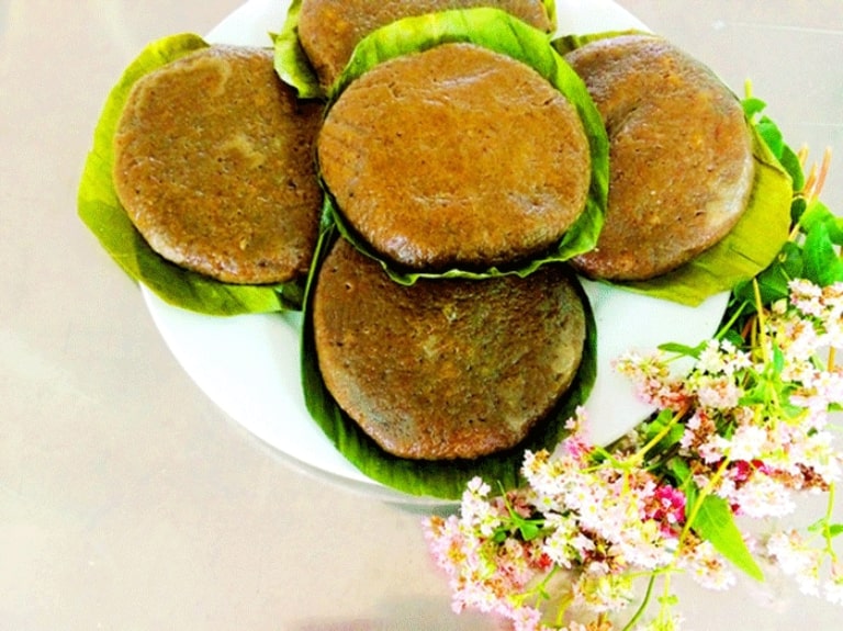 Sương mù buổi sáng lảng vảng giữa hai đỉnh Núi Đôi — cảnh tượng huyền ảo đặc trưng của Quản Bạ