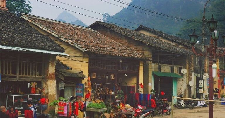 Những mái ngói âm dương phủ rêu xanh của phố cổ Đồng Văn nhìn từ trên cao