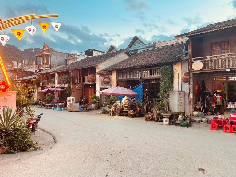 Phiên chợ Đồng Văn sáng Chủ nhật với người H'Mông từ các bản làng đổ về