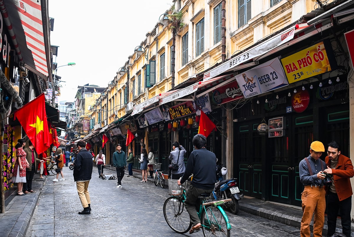 Phố Hàng Đào trong phố cổ Hà Nội sáng sớm với hàng quán hai bên và những ngôi nhà ống nhiều tầng cổ kính